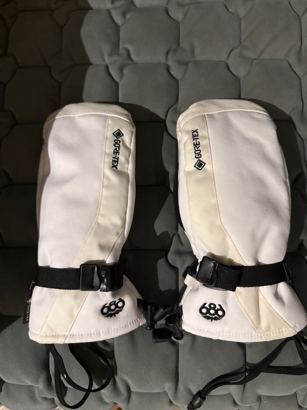 686 White Gore-Tex Ski Mittens